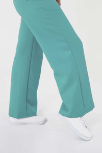 uniformes quirúrgicos Milan modelo con filipina cuello alto y pantalón ancho con bolsas