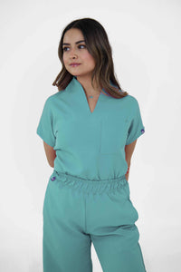 Modelo con uniformes quirúrgicos Milan elegantes, filipina con cuello en V y pantalón ancho con bolsas